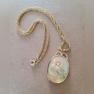 Vintage 70s Cottagecore Boho Retro Painted Flower Pendant Goldtone Necklace